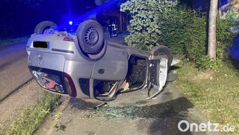 Das Auto einer Frau aus Floß blieb nach einem Unfall auf dem Dach liegen. Bild: PI NEW