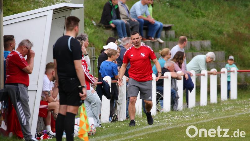 Der im November 2023 geholte Trainer Martin Ruda (rotes Trikot) konnte den Kreisliga-Abstieg des FC Dießfurt nicht verhindern. Jetzt peilen die Rot-Weißen unter dem tschechischen Coach den sofortigen Wiederaufstieg an., Archivbild: Dieter Jäschke