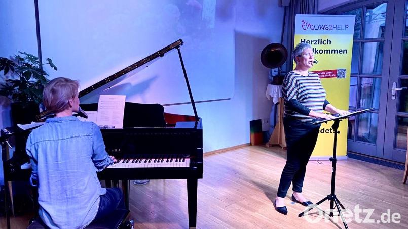 Anita Kinscher am Klavier und Märchenerzählerin Sabine Kreiner bestritten den Abend in der Kulturscheune Elbart. Bild: Krones