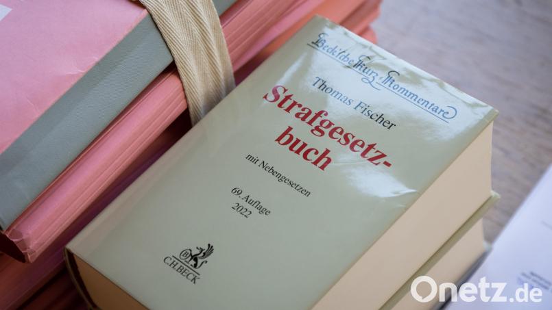 Ein 26-jähriger Mann bedroht seine Ex-Freundin und deren Familie. Dafür verhängt das Schöffengericht eine Bewährungsstrafe. Bild: Friso Gentsch