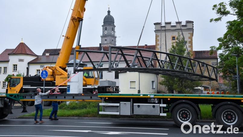Mit Hilfe eines großen Autokrans wurde der Basteigsteg in Amberg am frühen Mittwochmorgen auf einen Lastwagen gehoben und zur Renovierung abtransportiert. Bild: Stephan Huber