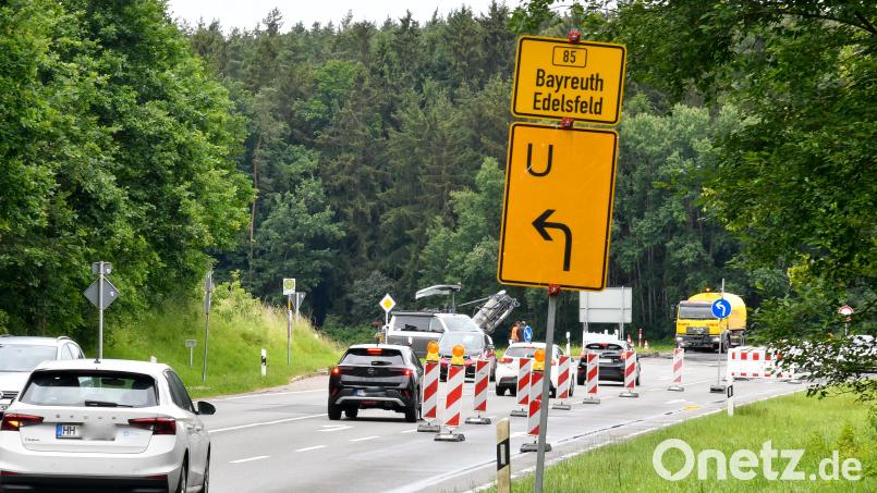 Zwischen Sulzbach-Rosenberg und Edelsfeld wird die B 85 gesperrt. Die Umleitungsstrecken führen weiträumig um die Baustelle herum. Bild: Petra Hartl