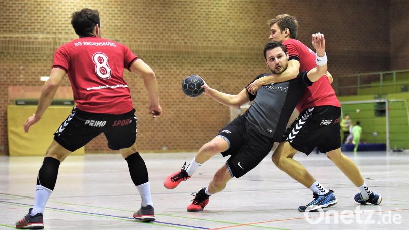 Leistungsträger Fabian Szameitat (schwarz) verlässt die HSG Weiden und versucht sein Glück in Regensburg in der Landesliga. Archivbild: G. Büttner