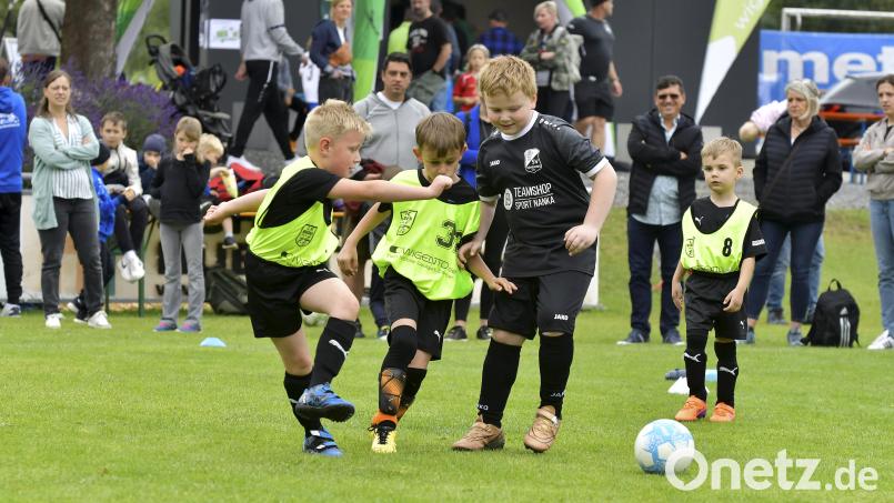 Beim Sommerspektakel des FC Rieden jagten auch die Kleinsten dem Ball hinterher. Bild: Hubert Ziegler