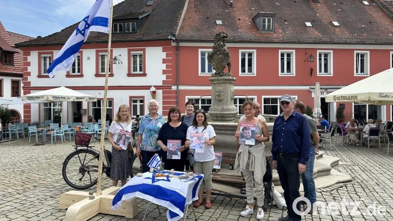 Die christlich geprägte Missionsgemeinschaft Offene Tür setzte am Tag der Solidarität mit Israel und den Juden am Löwenbrunnen in Sulzbach-Rosenberg mit einer Mahnwache ein Zeichen. Bild: Andreas Royer