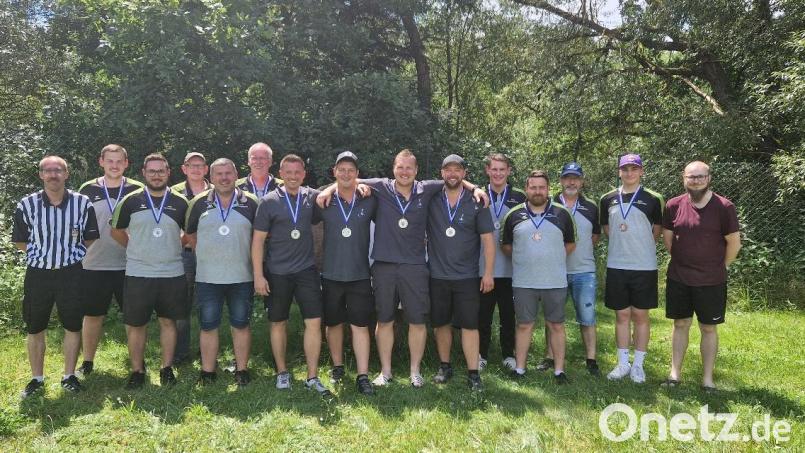 Schiedsrichter Ingo Hannes (links) und Wettbewerbsleiter Fabian Kosub (rechts) gratulieren den Bestplatzierten (von links) Tom Unger, Milot Korcaj, Martin Danner, Stefan Hagn, Michael Unger, Patrick Baringer, Manuel Baumann, Florian Baumann, Daniel Röhrl, Maximilian Prem, Johannes Ponnath, Thomas Stengl und Lukas Kurz. Bild: Rebecca Dinkelmeyer/exb