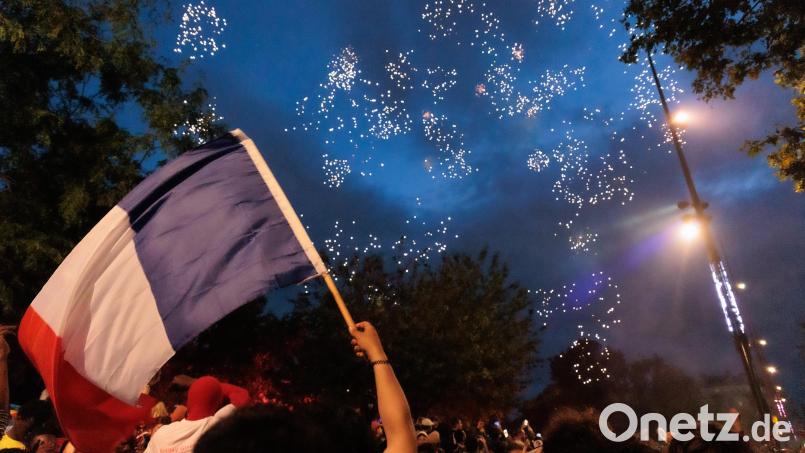 Menschen feiern in Paris auf dem Platz der Republik nach der zweiten Runde der Parlamentswahlen. Die meisten Sitze holte das Linksbündnis NFP. In den fünf Partnerkommunen von Gemeinden im Landkreis Schwandorf macht dieses Bündnis aber keinen Stich. Bild: Sadak Souici/ZUMA Press Wire/dpa