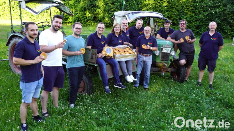 „Feuerwehrköchin“ Petra Tretter brachte zum Arbeitseinsatz eine erste Kostprobe ihrer Küchla mit. Frisch aus der Pfanne werden sie auch am 21. Juli in großen Mengen serviert. Archivbild: bkr