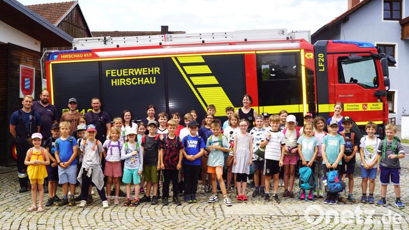 Die Schüler der Ehenfelder Schule besuchen zusammen mit ihren Lehrerinnen Sophie Högl (hinten rechts) und Daniela Schießl (hinten Mitte) die Feuerwehr und werden von Feuerwehrleuten aus Ehenfeld und Hirschau empfangen. Bild: fdl