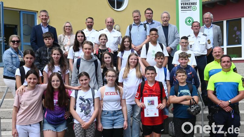 Die siegreichen Sechstklässler der Max-Precht-Mittelschule in Hahnbach freuten sich nicht nur über die Siegerurkunde, sondern bekamen auch noch 700 Euro von der Sparkasse. Bild: gf