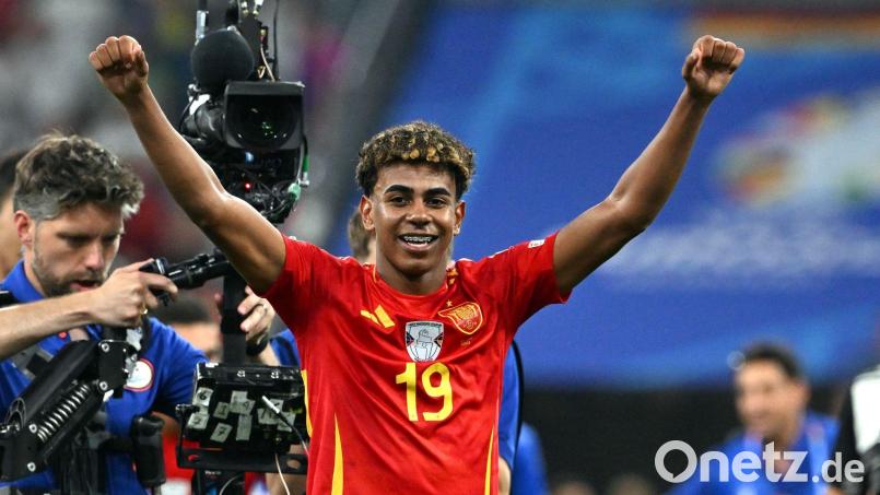 Spaniens Lamine Yamal feiert den 2:1-Sieg gegen Frankreich. Bild: Peter Kneffel/dpa