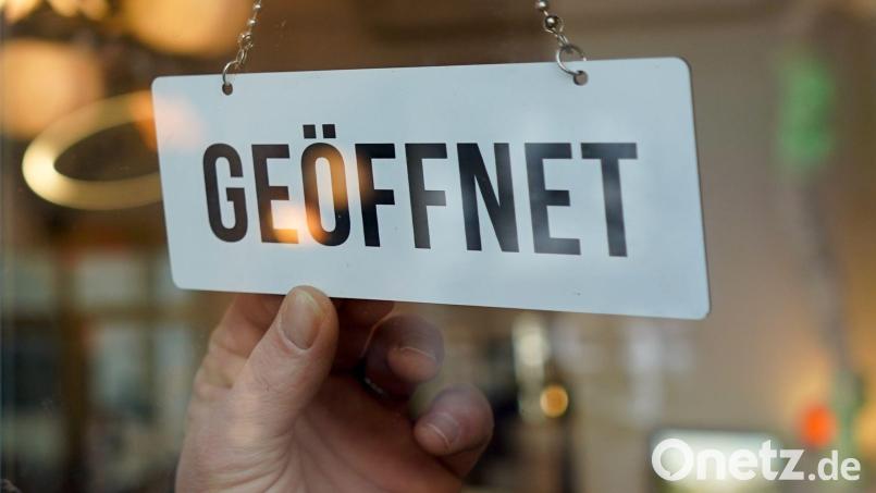 In Bayern müssen Geschäfte abends vergleichsweise früh schließen - der Großteil der Händler findet das nicht schlecht. Bild: Jörg Carstensen/dpa