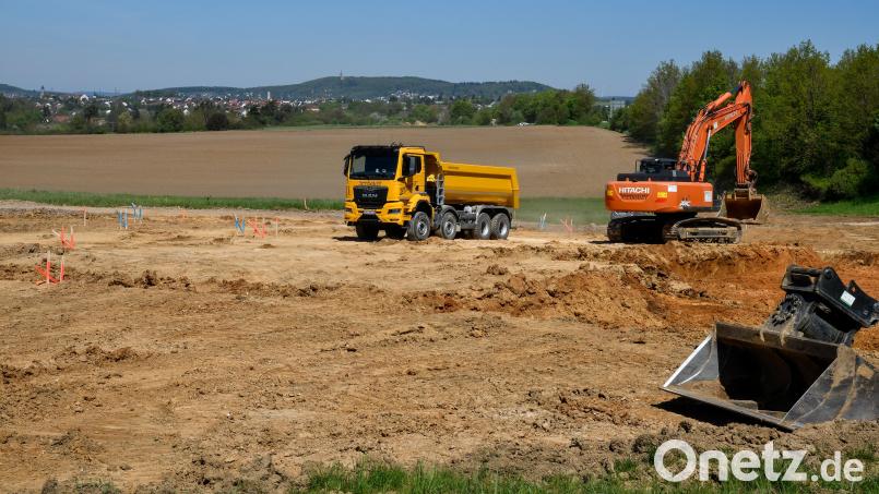 Unaufhörlich graben sich die Bagger für die Westumfahrung Kümmersbruck in Richtung Amberg (im Bild an der Gemeindeverbindungsstraße nach Theuern). Archivbild: Petra Hartl
