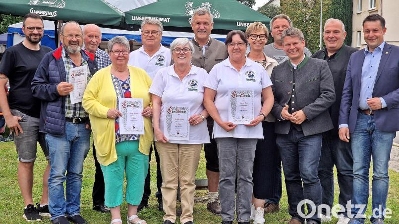 Die Geehrten des Schnupferclubs Latsch mit den Ehrengästen zum 60-jährigen Jubiläum. Bild: R. Kreuzer