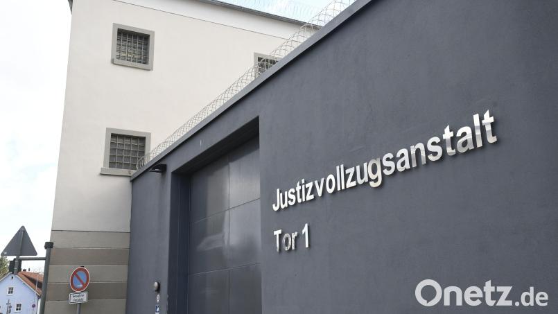 In der Justizvollzugsanstalt Amberg laufen die Sanierungsarbeiten hinter verschlossenen Türen auf Hochtouren. Bild: Petra Hartl