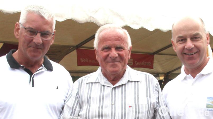 Pilot und Fluglehrer Rudolf Böhm (Mitte) kann auf 10.000 Flugstunden zurückblicken. Das wollten die Vorsitzenden des Aero-Clubs Schmidgaden, Anton Prüfling (links) und Martin Janz (rechts), bei einem Sommerfest feiern. Bild: Hirsch