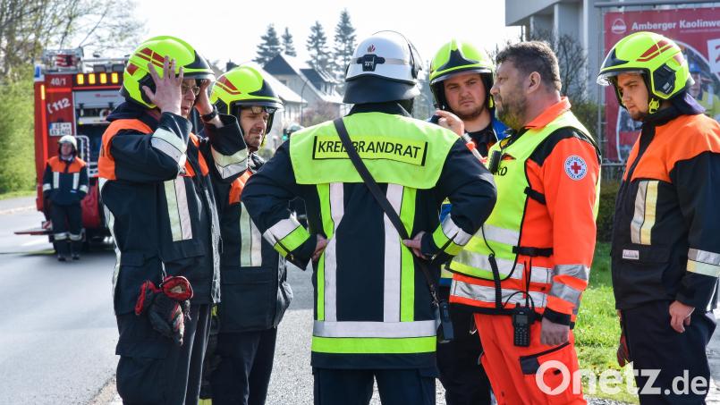 Der Kreisbrandrat im Einsatz: Hier steht Christof Strobl an der Bundesstraße 14 bei Hirschau. Bild: Stephan Huber