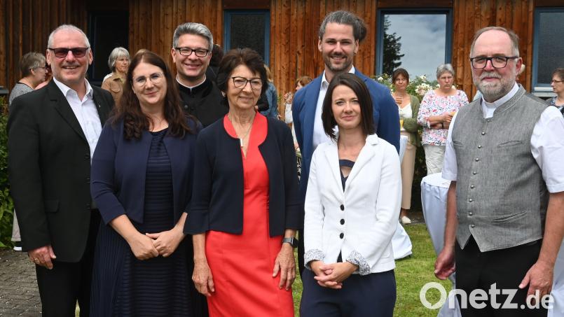 Amtswechsel an der Caritas-Sozialstation Amberg (von links): Richard Sellmeyer, Nicole Hollederer, Pfarrer Michael Jakob, Ingeborg Gerlach, Johannes Sellmeyer, Julia Geiger sowie Peter Bublitz, 2. Vorsitzender der Caritas-Sozialstation Amberg. Bild: gf