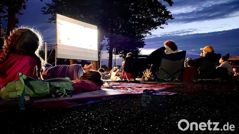 Ein beliebter Teil des Ferienprogramms: das stimmungsvolle Open-Air-Kino beim TSV Pressath. Bild: Janine Seifert/exb
