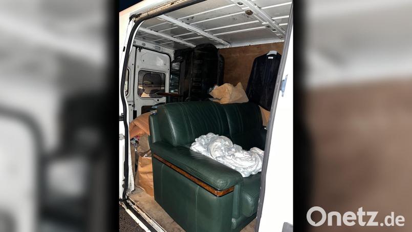Auf diesem Sofa reisen Kinder in einem Kleintransporter quer durch Europa. Bild: Verkehrspolizei Amberg/exb