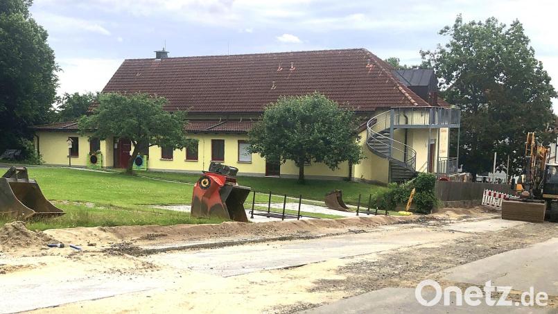 Das Kinderhaus Sankt Marien befindet sich inmitten eines Wohngebietes zwischen der Klostergasse und der Marienstraße in Fuchsmühl, die derzeit eine Baustelle ist. Bild: wro