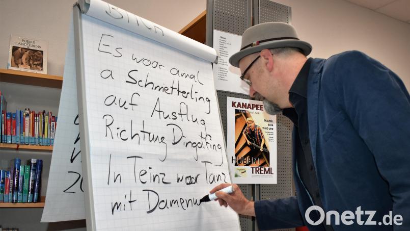 Hubert Treml beim Dichten. Für seine Mundartlyrik wurde er nun vom Bezirk ausgezeichnet. Archivbild: rgr