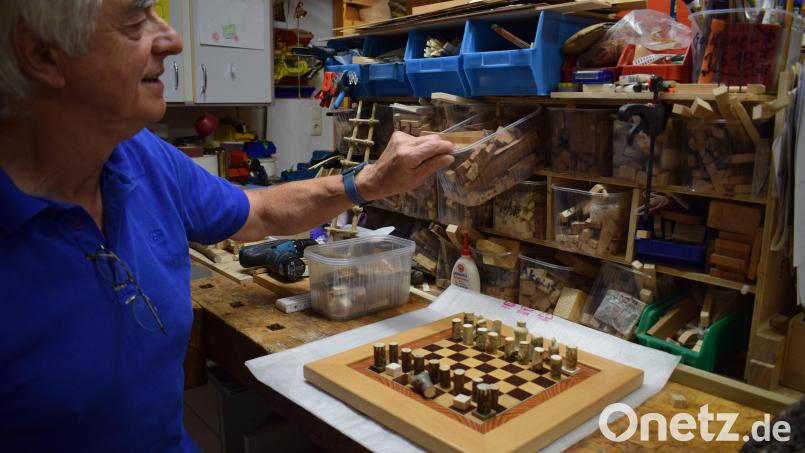 Wolfgang Dietz aus Wondreb fertigt in seiner Werkstatt Holzmosaike nach einer italienischen Technik. Bild: szl