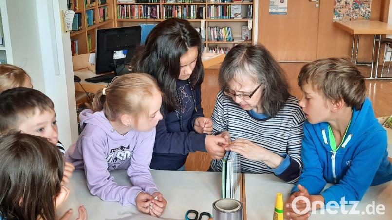 Die Schüler der beiden Kombiklassen 1/2 halfen Büchereileiterin Anita Reichenberger (Zweite von rechts) dabei, Bücher zu Büchereibüchern zu machen. Dazu musste unter anderem jeweils der Signaturaufkleber auf dem Buchrücken platziert werden. Bild: Grundschule Immenreuth/exb