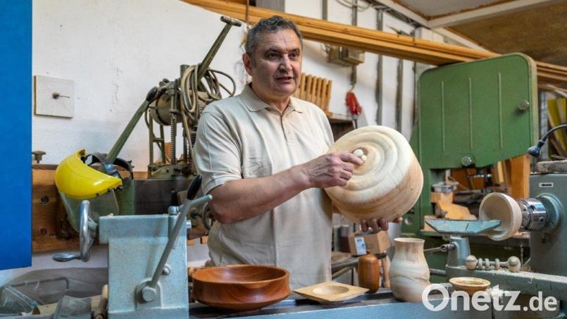 „Hin und wieder werde ich angerufen und jemand bestellt was Handgedrechseltes. Zum Beispiel eine Kinderrassel oder einen Brottopf aus Zirben-Holz mit Deckel“, erzählt der Schreinermeister. Bild: Miriam Zeh/exb