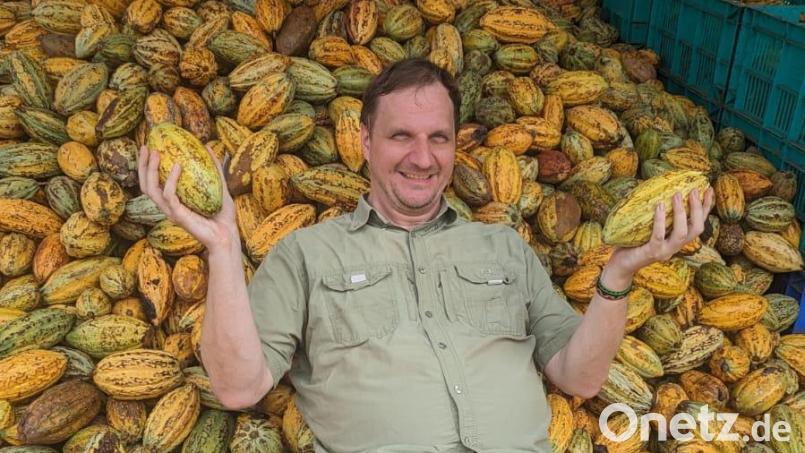 Der aus Bernrieth bei Leuchtenberg stammende Severin Schönberger lebt schon mehr als ein Jahrzehnt überwiegend im Ausland. Derzeit wohnt er im indischen Ort Guntur. Im Land arbeitet er bei einem Projekt zu &quot;Natural Farming&quot; mit – dabei wird Ökolandbau umfassend erprobt. Schönberger beschäftigt sich vor allem mit den Waren Kaffee und Kakao, auf dem Foto ist er mit Kakaofrüchten zu sehen. Bild: Severin Schönberger/exb