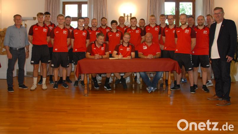 Beim Empfang im Rathaus trägt sich die Aufsteiger-Mannschaft ins Goldene Buch (sitzend, von links): Trainer Johann Flierl, Mannschaftsführer Marco Pirzer, SV-Vorsitzender Markus Hummel. Eingerahmt sind die Spieler von den beiden Bürgermeistern Mathias Huger (links) und Peter Braun (rechts). Bild: pop