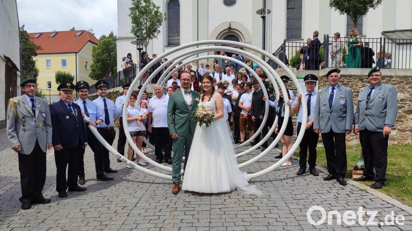 Durch ein Schlauchspalier ins Eheglück: Kilian und Veronika Liegl haben geheiratet. Bild: Stephanie Bucher/exb