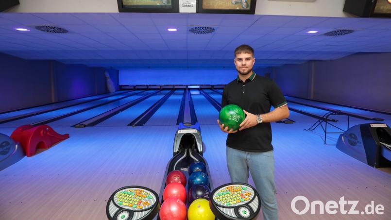 Denis Lubenets hat die Bowling-Welt in der Regensburger Straße übernommen und kräftig aufgemöbelt. &quot;Spacebowl&quot; heißt sein neues Konzept. Bild: Wolfgang Steinbacher