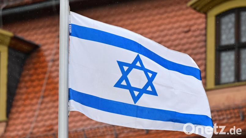 In Regensburg haben Jugendliche eine Israel-Flagge auf einem Plakat beschmiert. Symbolbild: Martin Schutt