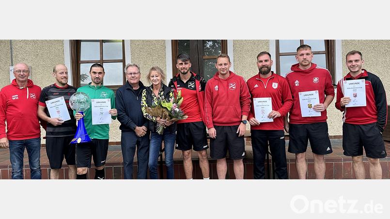 Beim Kälte-Grohmann-Cup erhielten die Mannschaftsführer beziehungsweise Trainer Urkunden überreicht. Bild: kzr