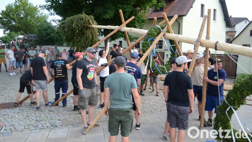 In Pirk hieven die Kirwaburschen den Baum diesen Sonntag wieder mit Muskelkraft in die Höhe. Archivbild: kki