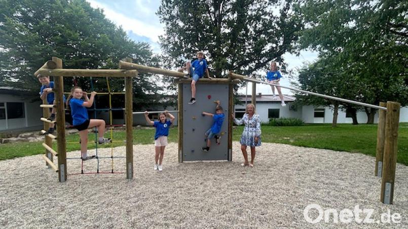 Schülerinnen und Schüler der Grundschule Konnersreuth mit ihrer Rektorin Michaela Ponnath auf dem neuen Bewegungsparcours im Schulgarten. Bild: Grundschule Konnersreuth/exb