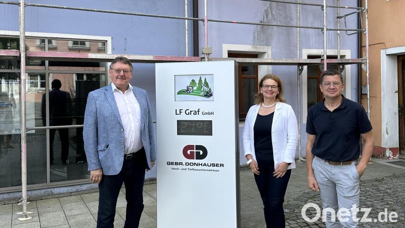 Bürgermeister Hans-Martin Schertl (von links) freut sich, dass in das frühere Raiffeisengebäude mit den Firmenbüros von Claudia Donhauser und Markus Graf wieder neues Leben einkehrt. Bild: Stefanie Gradl