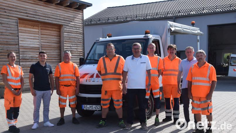 Die Marktgemeinde Schmidmühlen hat mit der Anschaffung eines Kleintransporters in die Fahrzeug-Ausstattung des Bauhofes investiert. Im Beisein von Bürgermeister Peter Braun (Mitte) wird das neue Fahrzeug von Iveco-Vertriebsassistent Marko Korene (Zweiter von links) übergeben. Bild: bö