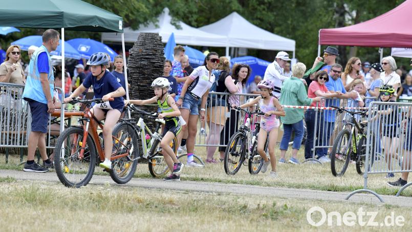 Nach dem Schwimmen geht es beim Piratentriathlon raus aus dem Wechselbereich. Bild: Hubert Ziegler