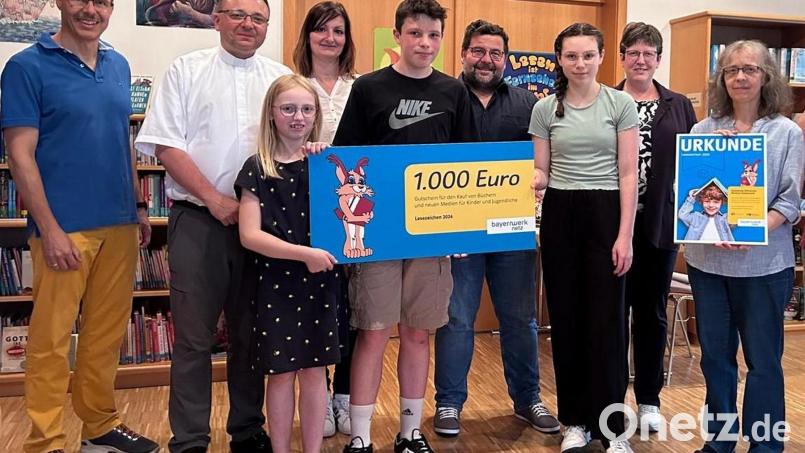 Im Bild von links: Burkhard Butz (Kommunalbetreuer des Bayernwerks), Pfarrer Markus Bruckner, Lotta Stahl (Büchereiteam), Maria Bock (Pfarrgemeinderat), Philipp Stahl (Büchereiteam), Bürgermeister Thomas Kaufmann, Paula und Monika Stahl (Büchereiteam), Büchereileiterin Anita Reichenberger. Bild: Katholische Öffentliche Bücherei Immenreuth/exb