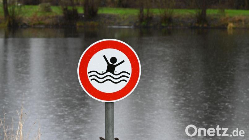 Ein 74-Jähriger erlitt bei einem Badeausflug in Weiherhammer einen Schwächeanfall. Symbolbild: Uwe Zucchi/dpa
