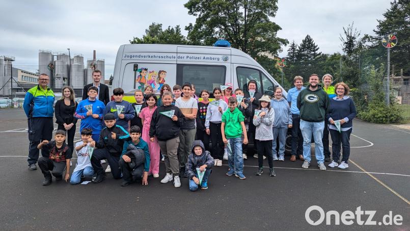Die Schüler des Sonderpädagogischen Förderzentrums, Willmannschule Amberg, können Stolz auf ihre Leistungen bei der Radfahrprüfung sein. Bild: Corinna Hochmuth/exb