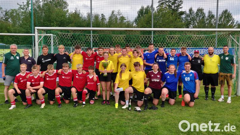 Die drei besten Teams des Hobby-Turniers in Pechbrunn zusammen mit Schiedsrichter Daniel Fiebig und dem Sprecherteam der SV-Freunde. Bild: Markus Renner/exb