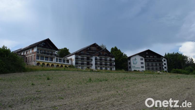Schon bald soll es mit den Bauarbeiten am Steinwaldhaus in Pfaben bei Erbendorf weitergehen. Schon demnächst will die Ziegler-Group die neuen Pläne für das Anwesen vorstellen und peilt einen Eröffnungstermin im Jahr 2026 an. Bild: szl