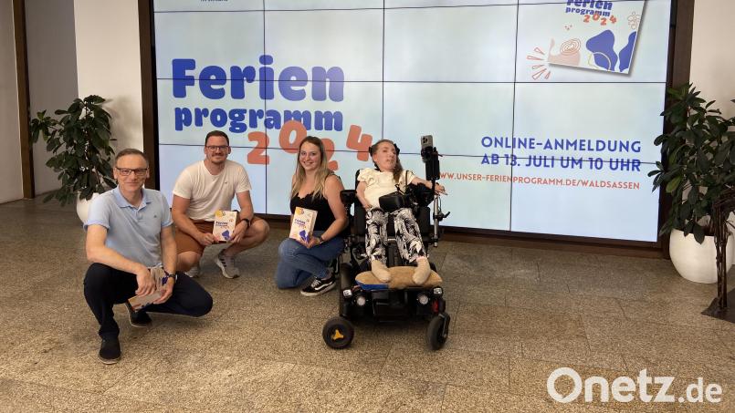 Carolin Treml, die beiden Jugendbeauftragten Katja Bloßfeldt und Andreas Koch sowie Bürgermeister Bernd Sommer werben für das Waldsassener Ferienprogramm. Bild: Stadt Waldsassen/exb