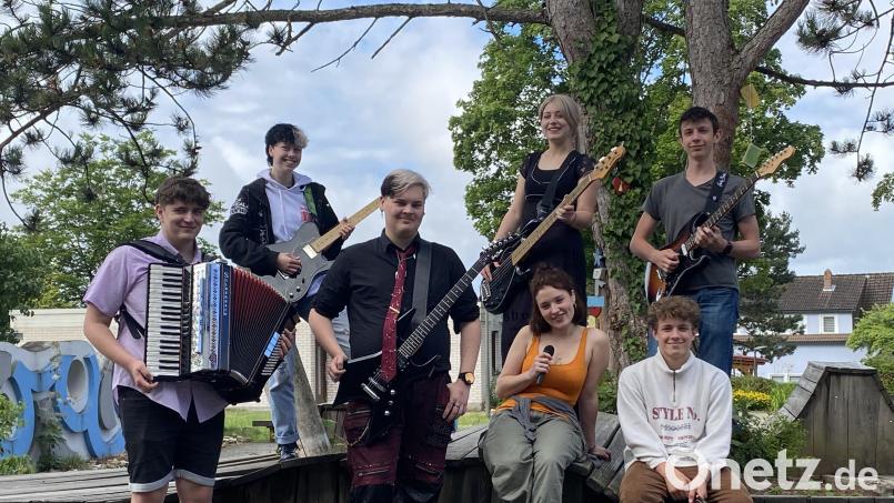 Sieben Schüler der Gesamtschule Hollfeld treten beim Hämatom-Konzert als Vorband auf. Vorne, von links: Lucca Wagner, Eric Selle, Eva Schwarzmann und Niklas Weishäupl. Hinten, von links: Olli Neitzke, Ellinor Schmid und Erik Herrmannsdörfer Bild: Andrea Günther
