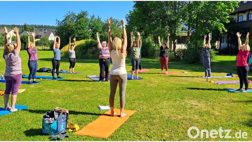 14 Frauen folgen der Einladung des Katholischen Frauenbunds zu einer Frühaufsteher-Yogarunde auf dem ehemaligen Fußballplatz der SpVgg Weiße Erde an der Kolpingstraße. Bild: u