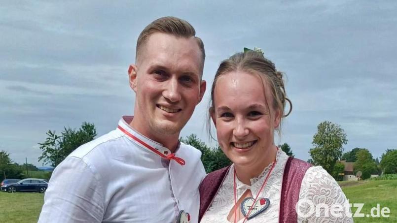 Das Baumaustanzen bei der Weiherer Kirwa endet mit der Kür von Antonia Opl und Andy Losch zum neuen Oberkirwapaar. Bild: u