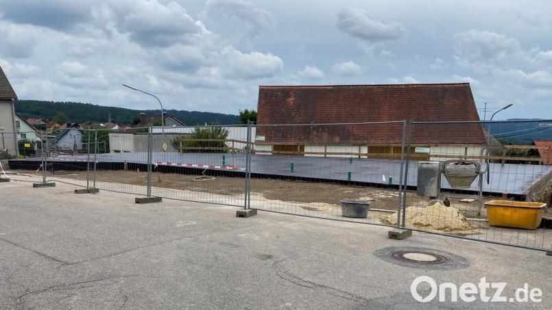 Von dieser Baustelle in der Oberviechtacher Straße in Tännesberg verschwand der altertümliche Grabstein. Bild: Josef Glas